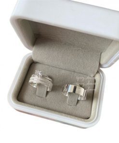 Alianças de Namoro em Prata 950 6mm | Modelo Liz | Reto Semi Anatômico | Feminina Diamantada com 2 Frisos e Lateral Baixa | Masculina Lisa