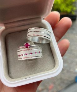 Alianças de Namoro em Prata 950 8mm | Diamantado com Frisos | Feminina com Pedras Vermelho Claro | Modelo Anatômico