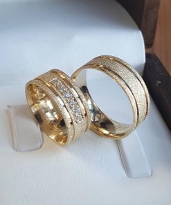 Alianças de Casamento 8mm Grossa e Diamantada com 6 Pedras | Banhado a Ouro 18K
