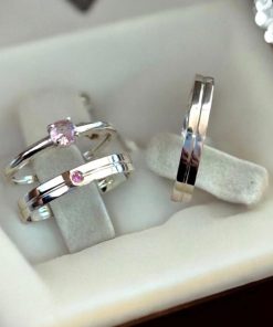 Alianças Finas de Namoro em Prata 950 3mm | Liso com 1 Friso Central | Anel Solitário Rosa Incluso | Modelo Semi Anatômico