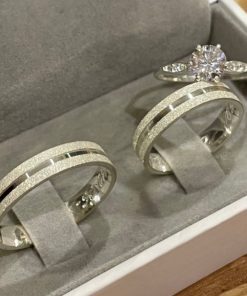 Alianças Finas de Namoro em Prata 950 4mm | Diamantado com 1 Friso Central Largo | Anel Solitário Incluso