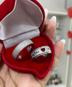 Par de Alianças Prata em Aço Cirúrgico 8mm | Masculina Diamantada Tradicional | Feminina Diamantada com Batimentos Cardíacos e Coração Vazado