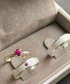 Alianças de Namoro em Prata 950 | Modelo Daiana | 5mm | Diamantado com Friso Lateral Baixo | Reto Semi Anatômico | Anel Solitário Incluso