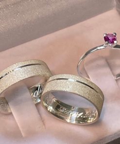 Alianças de Namoro em Prata 950 6mm | Todo Diamantado com 1 Friso Lateral | Semi Anatômicas | Anel Solitário Incluso Cor Vinho