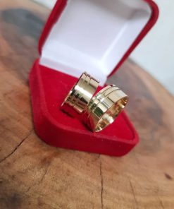 Alianças de Casamento 8mm | Modelo Leal | Reto com 2 Frisos Laterais | Semi Anatômico