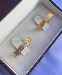 Alianças de Casamento | Par de Alianças 4mm em Aço Cirúrgico Banhado a Ouro 18K – Modelo Diamantado com 5 Pedrinhas de Zircônia