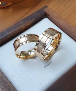 Alianças de Casamento 8mm | Modelo Chile | Centro Fosco Lixado | Banhado a Ouro 18K