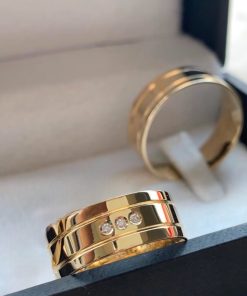 Alianças de Casamento 8mm | Modelo com 2 Frisos Laterais | Feminina com 3 Pedras Centrais