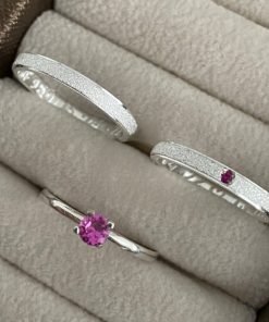 Alianças de Namoro Finas 3mm em Prata 950 | Modelo Melissa 5 | Friso Central Diamantado com Lateral Baixa | Anel Solitário Incluso Rosa