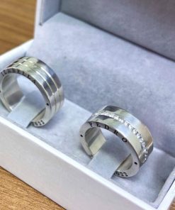 Alianças de Namoro em Prata 950 10mm | Modelo Imperium | Lisas e Anatômicas | Feminina com 15 Pedras de Zircônia Branca | Masculina com 2 Frisos Laterais