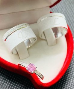 Alianças de Namoro Grossas em Prata 950 | 10mm Diamantado com 1 Friso Lateral | Reto Semi Anatômico | Anel Solitário Incluso com Pedra Rosa e Letras Iniciais