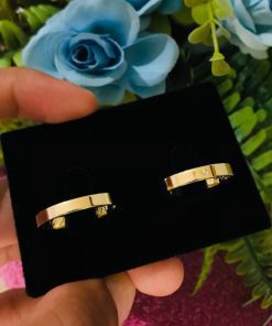 Alianças de Casamento 4mm | Modelo Reto Semi Anatômico | Feminina com Pedra Central de Zircônia | Masculina Lisa