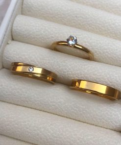 Par De Alianças Aço Cirúrgico Banhado A Ouro 18k 4mm Liso Tradicional 1 Pedra Central