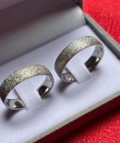 Par de Alianças Prata em Aço Cirúrgico 6mm | Tradicional Todo Diamantado Semi Anatômico