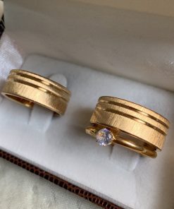 Alianças de Casamento | Par de Alianças Foscas 8mm em Aço Cirúrgico Banhado a Ouro 18K com 2 Frisos Laterais