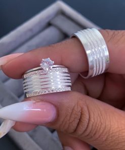 Alianças de Namoro em Prata 950 10mm | Reta Semi Anatômica | 4 Frisos Diamantados | Feminina com 30 Pedras de Zircônia