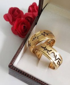 Par De Alianças Aço Cirúrgico Banhado A Ouro 18k - 8mm - Fosco Love MOD 14