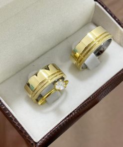 Alianças de Casamento Ouro 10K com Revestimento em Aço 7mm | Anatômico com 2 Frisos Laterais Diamantados
