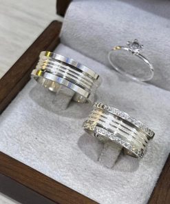 Alianças de Namoro em Prata 950 9mm | Estilo Bulgari | Semi Anatômicas | 3 Frisos Diamantados | Feminina com 30 Pedras de Zircônia