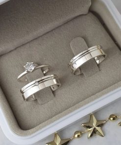 Alianças de Namoro em Prata 950 | Modelo Scarlett 5mm | Liso com 1 Friso Lateral e Zircônia | Anatômico | Anel Solitário Incluso