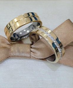 Alianças de Casamento 6mm | Feminina com 30 Pedras de Zircônia | Masculina Lisa com 1 Friso Central Largo | Anatômico ( Pedra Volta Completa )