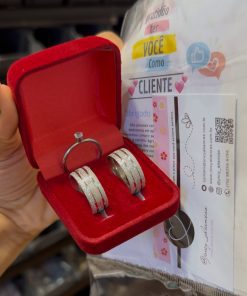 Alianças de Namoro em Aço Cirúrgico | Par de Alianças Prata 8mm | Modelo Diamantado com Frisos Laterais