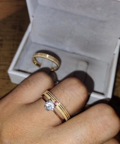 Alianças de Casamento 4mm | Modelo Diamantado com 2 Frisos Laterais | Semi Anatômico | Moeda Antiga Banhada a Ouro 18K | Anel Solitário Incluso