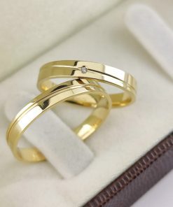 Aliança de Ouro 18K | Modelo Reto Semi-Anatômico com Friso Ondulado 4mm | Feminina com 1 Pedra de Zircônia | 5g o Par | Casamento e Noivado