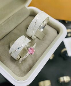 Alianças de Namoro em Prata 950 | 8mm Todo Diamantado com Friso Ondulado | Anel Solitário Incluso com Pedra Rosa