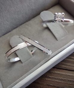 Alianças de Namoro Finas 3mm em Prata 950 | Modelo Melissa | Friso Central Diamantado com Lateral Baixa | Anel Solitário Incluso