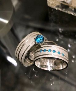 Alianças de Namoro em Prata 950 8mm | Diamantado com Frisos | Feminina com 6 Pedras de Zircônia Azul | Modelo Anatômico