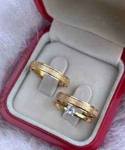 Alianças de Casamento Finas 4mm Banhadas a Ouro 18K com Frisos e Centro Diamantado