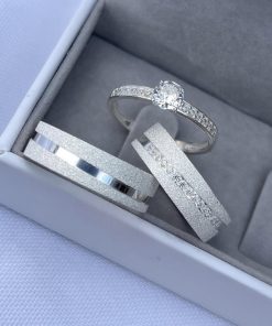 Alianças de Namoro em Prata 950 | 6mm | Modelo Semi Anatômico | Diamantado com Friso Ondulado | Anel Solitário Incluso