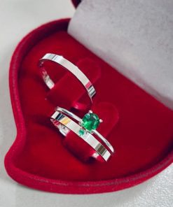 Alianças de Namoro 2mm em Prata 950 | Modelo Fino Reto Liso | Semi Anatômico | Feminina com 1 Pedra Verde Incluso