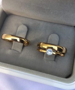 Alianças de Casamento | Par de Alianças 4mm em Aço Cirúrgico Banhado a Ouro 18K – Modelo Liso Tradicional Anatômico