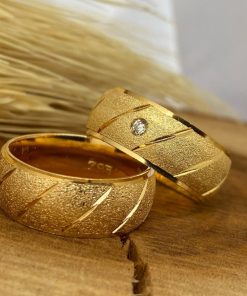 Alianças de Casamento 8mm | Modelo Laisa Diamantado | Tradicional Abaulado com Friso Lateral Baixo