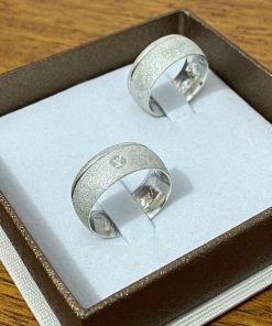 Alianças de Namoro em Prata 950 | Modelo Tradicional Redondo | 8mm Diamantado com 1 Friso Lateral | Modelo Anatômico | Feminina com Pedra de Zircônia