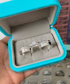 Alianças de Namoro 7mm em Prata 950 | Modelo Grazi | Semi Anatômico | 1 Friso Lateral | Feminina com 15 Pedras