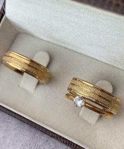 Alianças de Casamento 6mm em Aço Banhado a Ouro 18K com Frisos – Modelo Anatômico