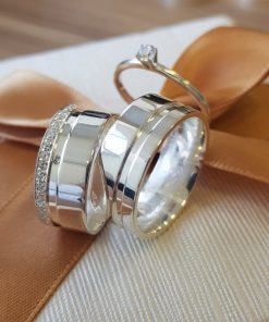 Alianças de Namoro em Prata 950 | 8mm Grossas | Modelo Anatômico com 1 Friso Lateral | Anel Solitário Incluso