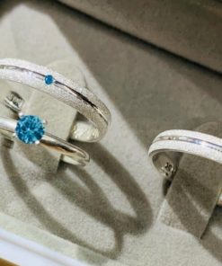 Alianças Finas de Namoro em Prata 950 | 4mm Todo Diamantado com Friso Central | Modelo Tradicional | Pedra de Zircônia Azul | Anel Solitário Incluso