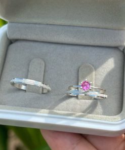 Alianças Finas de Namoro em Prata 950 2mm | 2 Frisos Laterais Baixos | Meio Diamantado | Anel Solitário Rosa Incluso