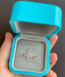 Anel V Aparador de Aliança | Moeda Antiga com 11 Pedras de Zircônia | Banhado a Ouro 18K