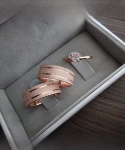 Alianças de Namoro em Prata 950 com Banho de Ouro Rosé | Modelo Tati | 7mm Diamantado com 2 Frisos Laterais | Anel Solitário Incluso