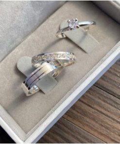 Alianças de Namoro em Prata 950 | Modelo Viena | Feminina 3mm Cravejada com 15 Pedras | Masculina 5mm com 2 Frisos Laterais