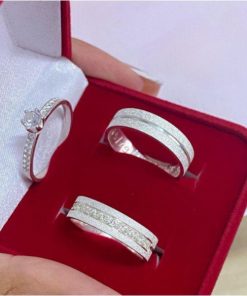 Alianças de Namoro em Prata 950 6mm | Modelo Liza | Diamantado com 1 Friso Central | Anel Solitário Incluso