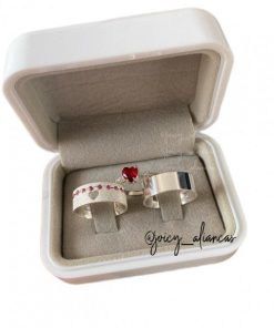 Alianças de Namoro em Prata 950 8mm | Modelo Judite | Anatômico | Feminina Diamantada com 10 Pedras de Zircônia Vinho e Coração Vazado | Masculina Lisa Polida