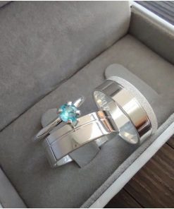 Alianças de Namoro em Prata 950 7mm | Modelo Rayne | Semi Anatômico | Feminina com Friso Lateral Diamantado | Masculina Lisa com 1 Friso Lateral