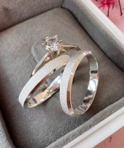 Alianças de Namoro em Prata 950 | Modelo Diamantado Chanfrado | 4mm | Semi Anatômico | Anel Solitário Incluso