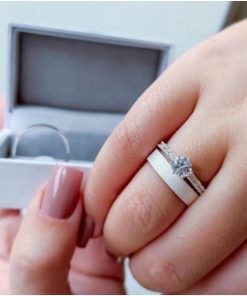 Alianças de Namoro em Prata 950 4mm | Modelo Kailane | Semi Anatômico | Feminina Diamantada | Masculina Lisa Polida | Anel Solitário Incluso